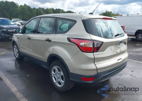 2018 Ford Escape S z USA, uszkodzony, nr VIN 1FMCU0F77JUA16109